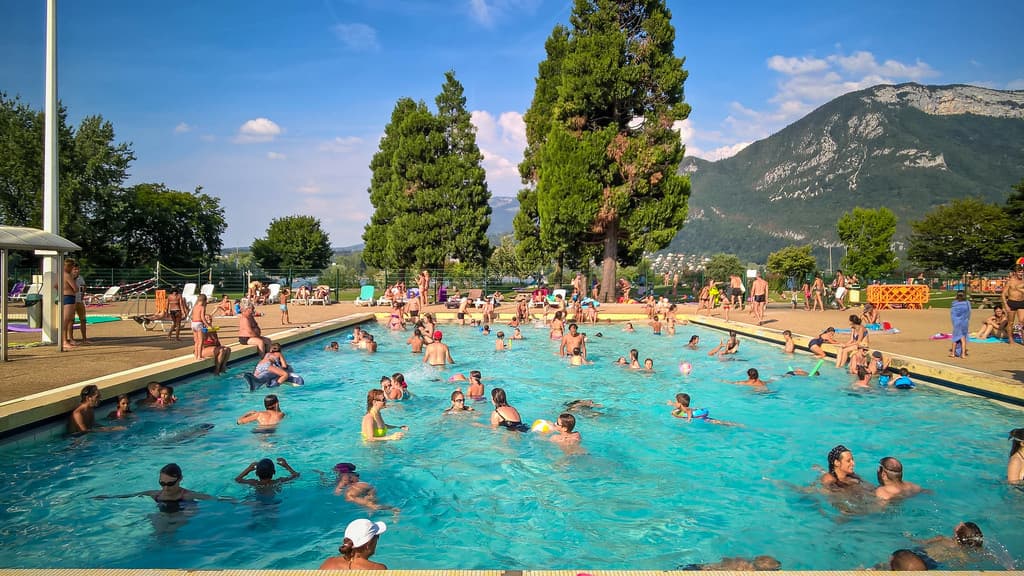 Socorrista en piscina comunitaria: ¿cuándo es obligatorio?