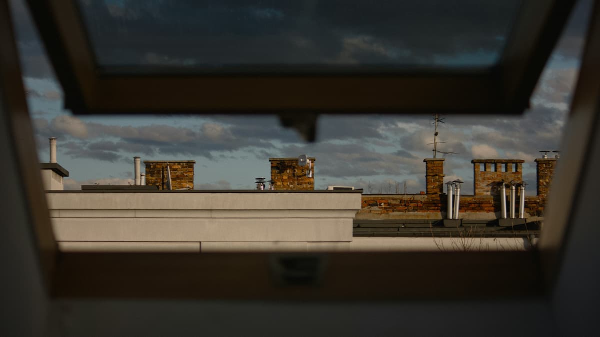 ¿Quién paga la Velux en obras de cubierta por ITE?
